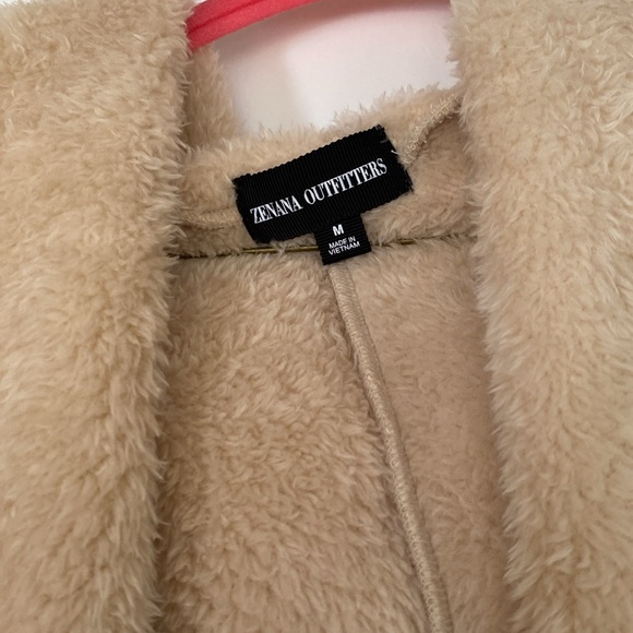 Plush sleeveless vest with pockets - Picture 3 of 5